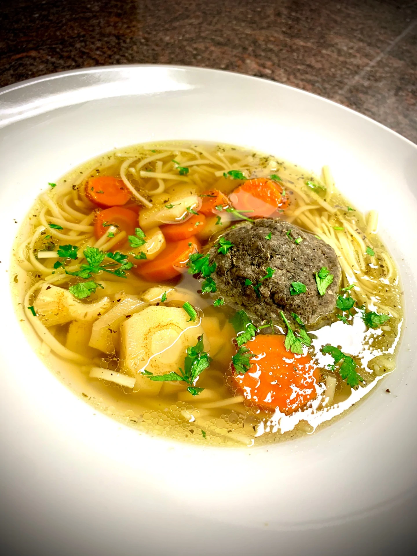 Polévka s MAXI játrovým knedlíkem