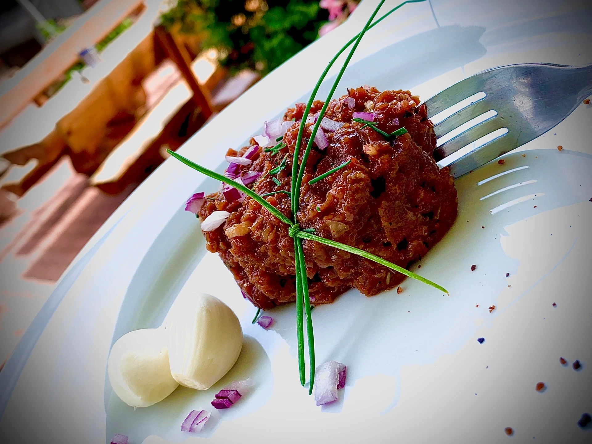 Hovězí tatarák – servírování s topinkami