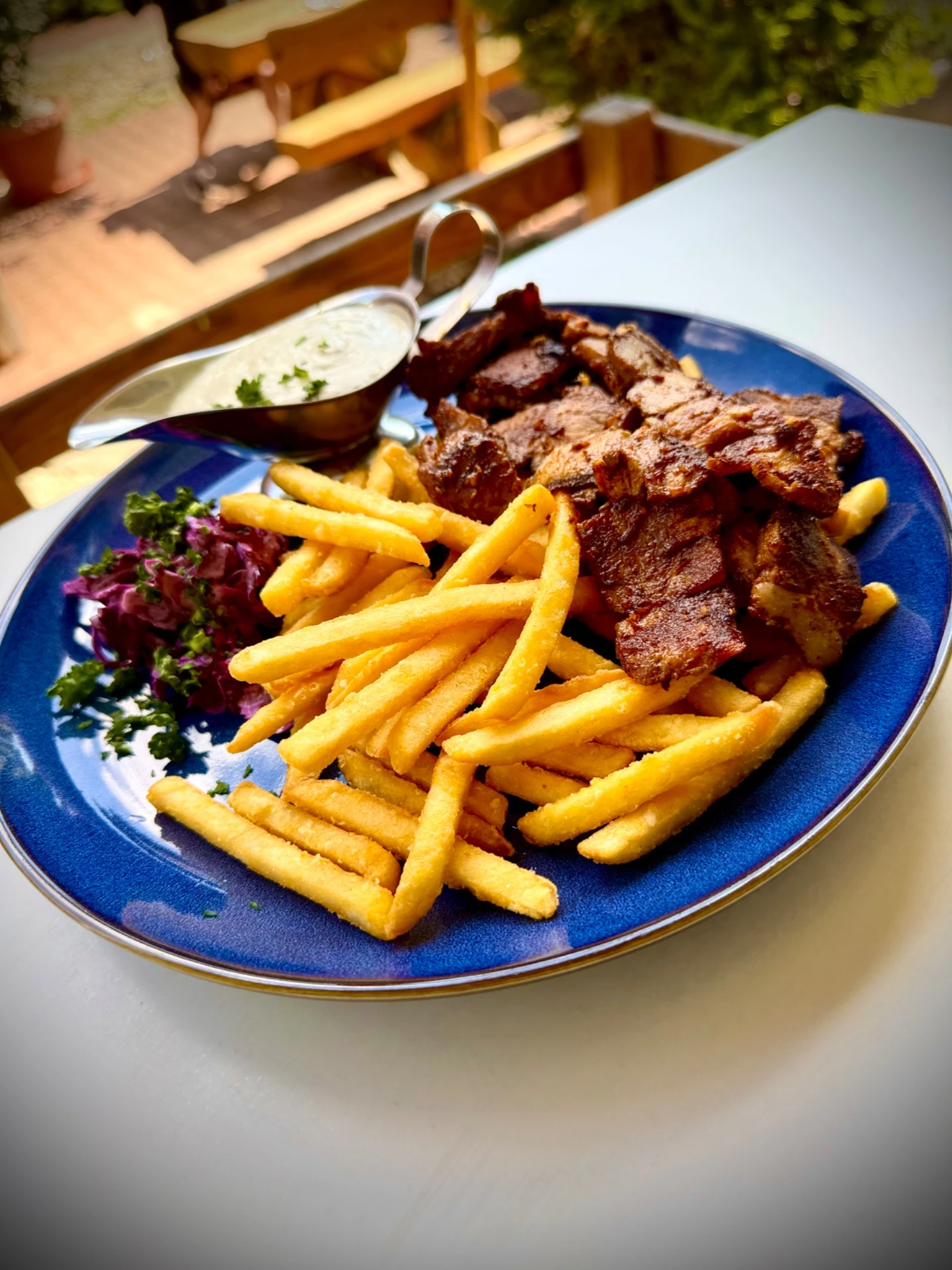 Vepřový gyros s hranolky a česnekovým dipem