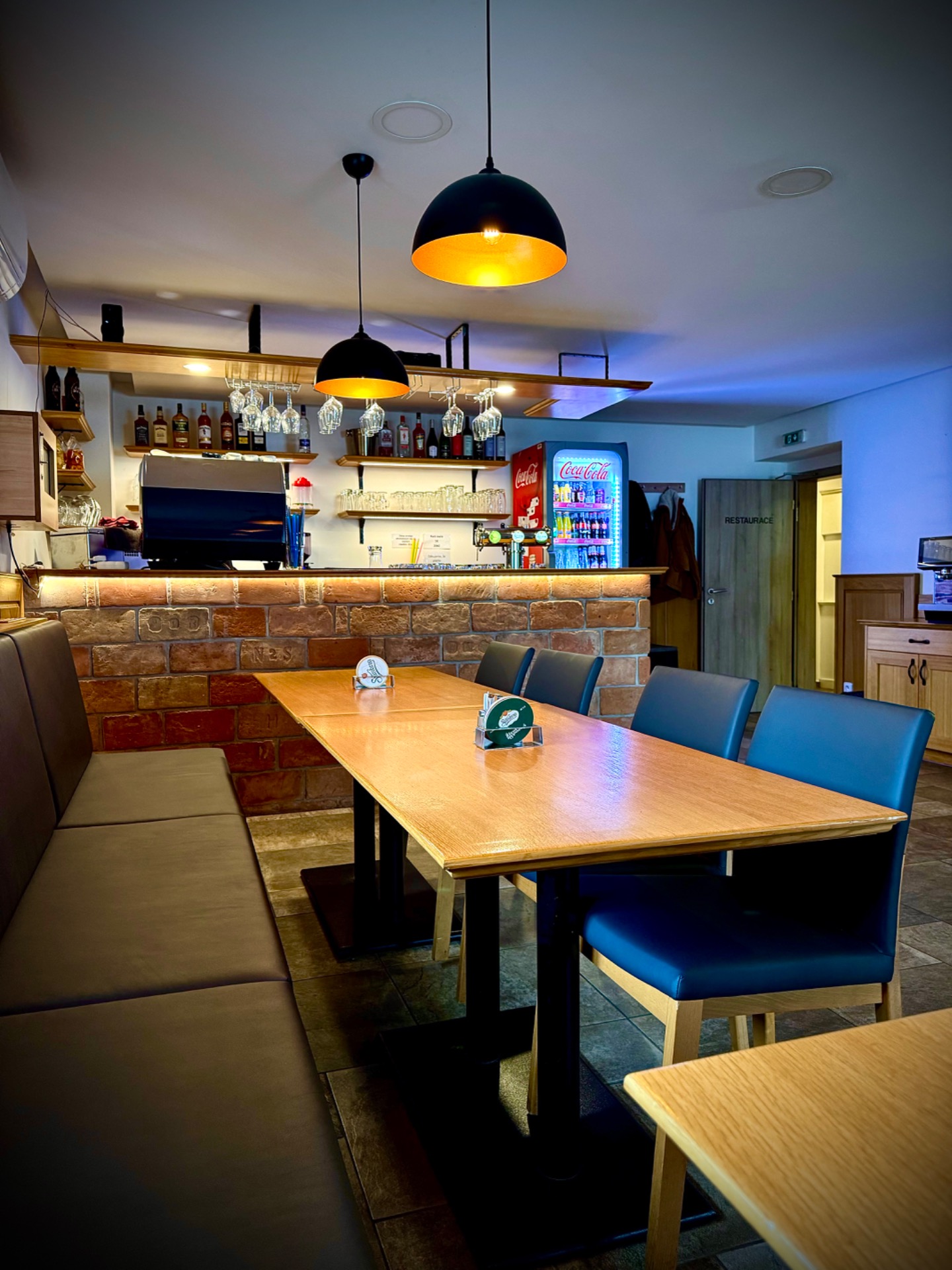 Vnitřní bar Kometa Pub Pasohlávky – vyzvednutí u obsluhy