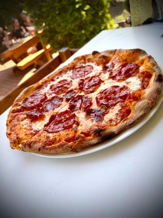 Pizza z pece – křupavé okraje, vláčné těsto