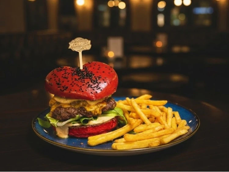 Valentýnský burger se srdcovou houskou — Kometa Pub Pasohlávky